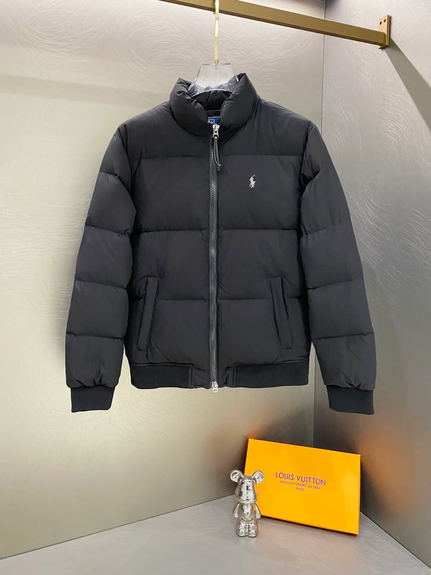 P800 Ralph Lauren/Ralph Lauren Men's and Women's Embroidered Pony Pattern Down Jacket Couple's Zippered Long Sleeve Stand Collar Solid Color Thick Warm Jacket New National Standard 90 White Duck Down Filling + Double Layer Gallbladder Average 300g+ Filling Volume Warmth while Lighter and Less Heavy Effective Temperature Locking and No Velvet YKK Double-Head Zipper Design Adjustable for Cold or Hot Behringer Embroidery Machine Customized Ten Thousand Needle Pony Embroidery The body and lining are made of polyester fabrics Exquisite window pane pattern texture Color: Black Army Green Size: S M L XL
